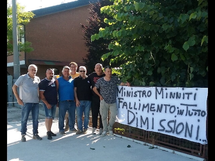Striscione amici vittima contro Minniti