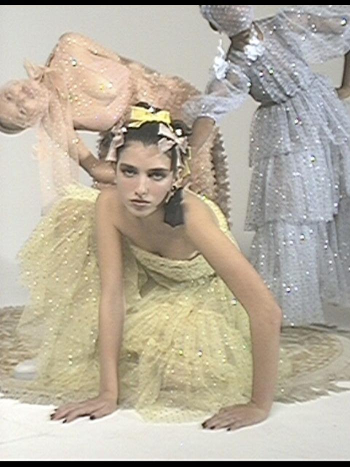 Rina Lipa, sorella di Dua, in posa per Red Valentino