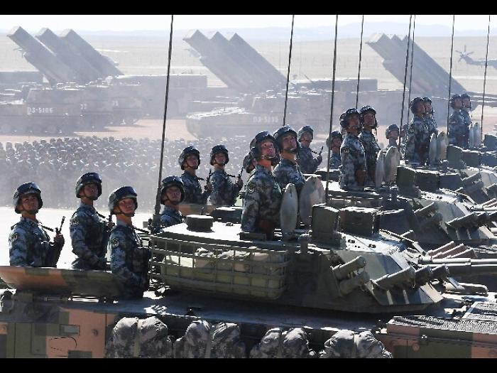 Cina: Xi alla parata militare