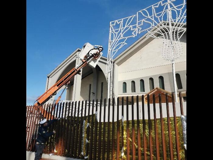 Andria,precipita da cestello gru e muore