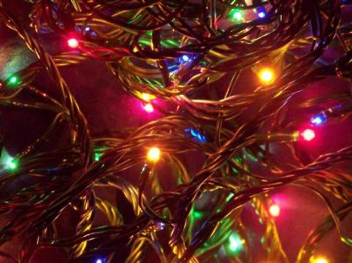 Luci di Natale, ecco come smaltire le decorazioni a fine vita