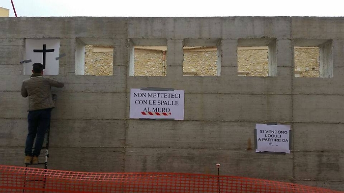 Canicattì, quartiere in subbuglio «Quel muro va subito demolito»