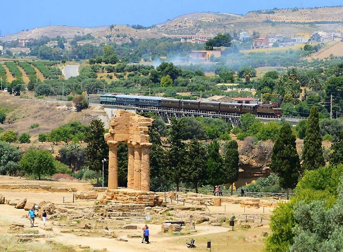 Il boom del turismo ferroviario nella tratta della Valle dei Templi