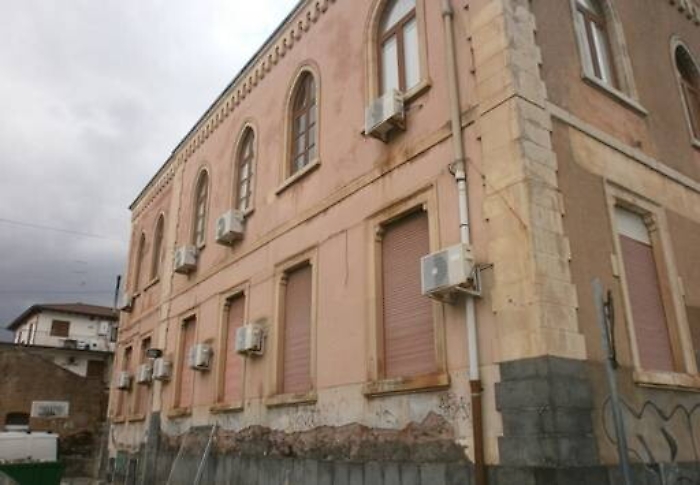 Aci Castello, fa irruzione in Municipio e minaccia il sindaco: &laquo;Ti taglio la testa&raquo;