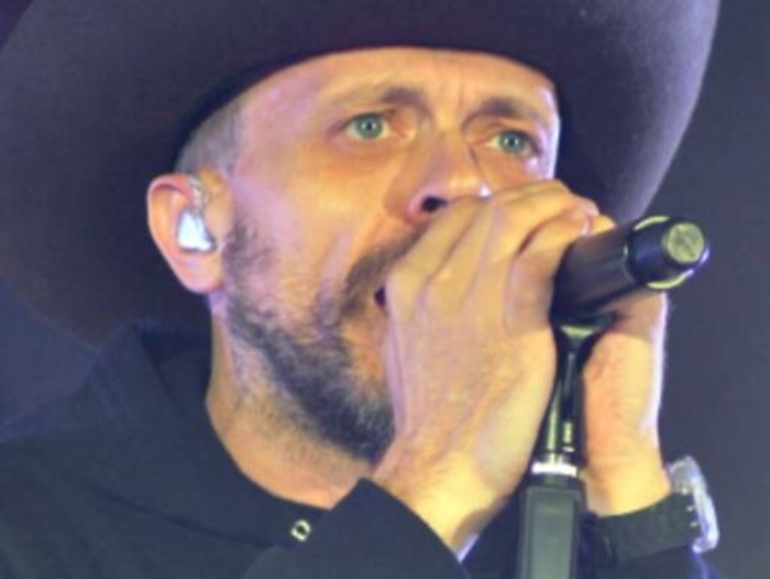 Acireale, al Palasport viaggio attraverso i 25 anni di musica di Max Pezzali