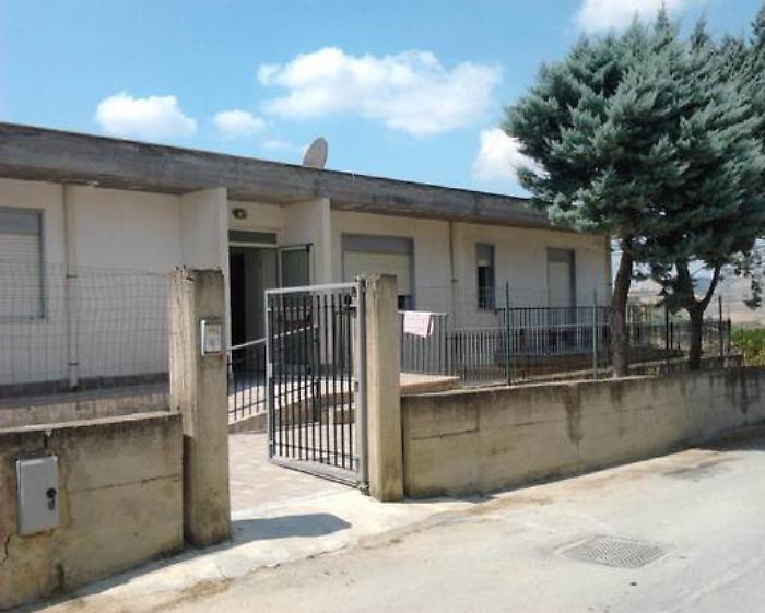 Aggrediscono in Sprar per vitto: due arresti nel Catanese