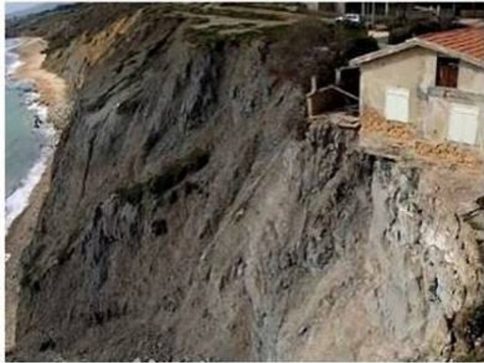 Agrigento, demolita la villetta abusiva: salva la battigia