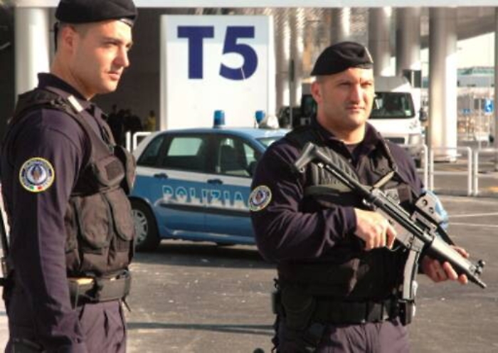 Albanese fermato a Fontanarossa In pen drive foto con Kalashnikov