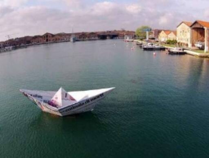 Alla Biennale di Venezia la barca Lampedusa di Vik Muniz