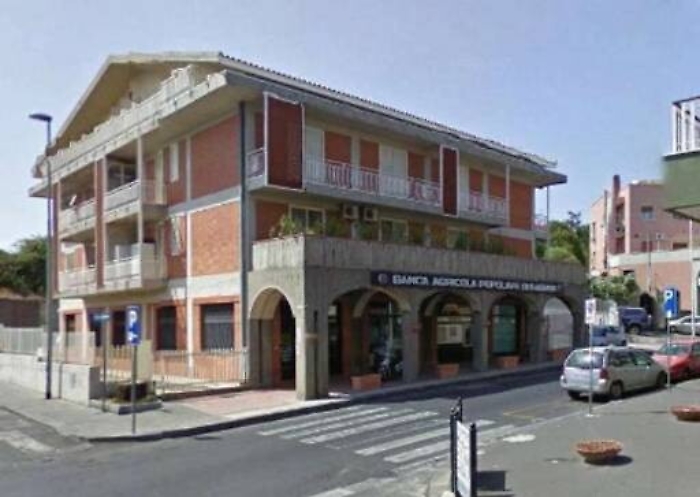 Assale banca con un coltello e rapina 55 euro a un pensionato