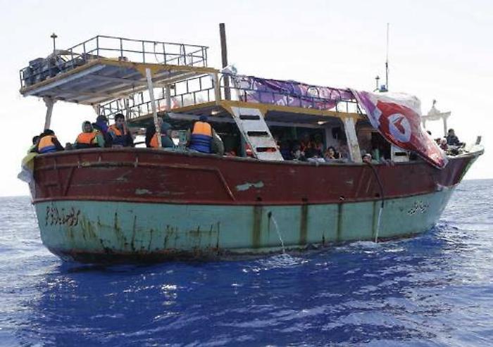 Barcone di profughi affonda nel Canale Salvate 144 persone ma ci sono 9 morti