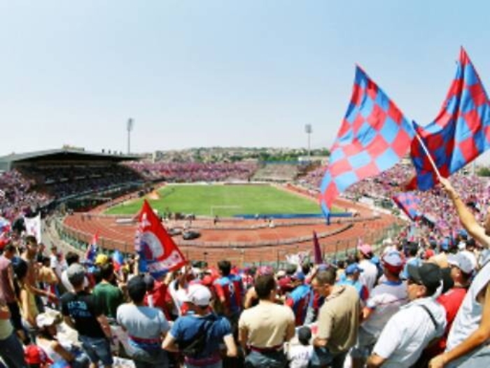 Calcio Catania, scontro tra tifo e società Dalle Curve e dalla B tre comunicati di fuoco