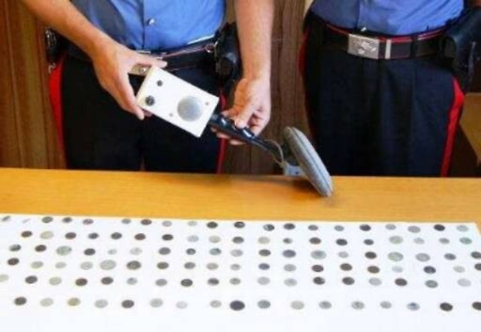 Carabinieri sorprendono tombaroli Sequestrate 122 monete antiche