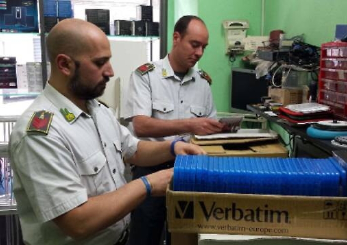 Catania, GdF smantella centrale  clandestina di masterizzazione