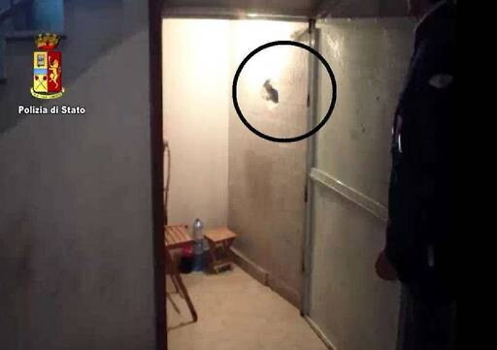 Catania, bancomat della droga a Librino Da un buco passavano soldi e stupefacenti