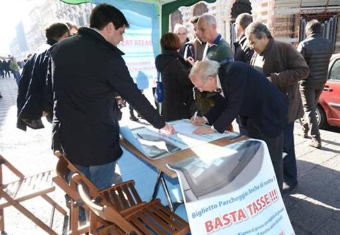 Catania, il Comune fa marcia indietro Stop a esperimento notturno strisce blu