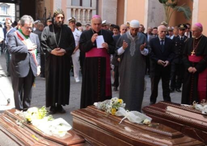 Catania, l’estremo saluto alle 13 vittime del naufragio del 18 Aprile