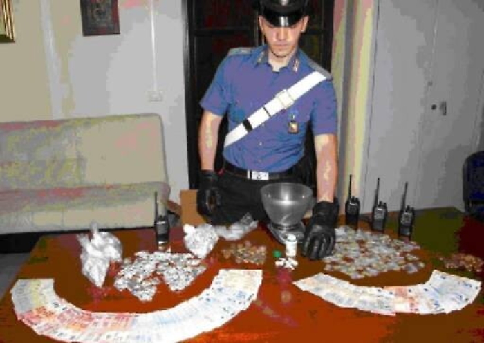 Catania, le ricetrasmittenti per spacciare: cinque arresti