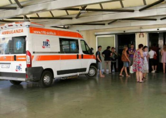 Catania, muore dopo incidente: familiari danneggiano ospedale