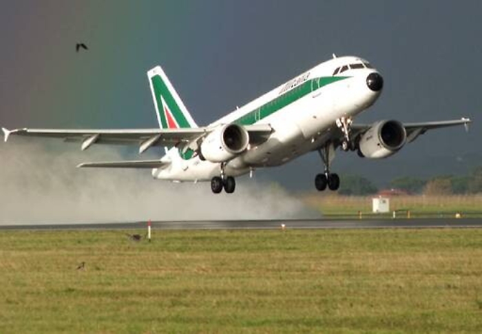 Catania: scritta “Allah è grande” su un aereo controlli negativi, volo Alitalia parte in ritardo