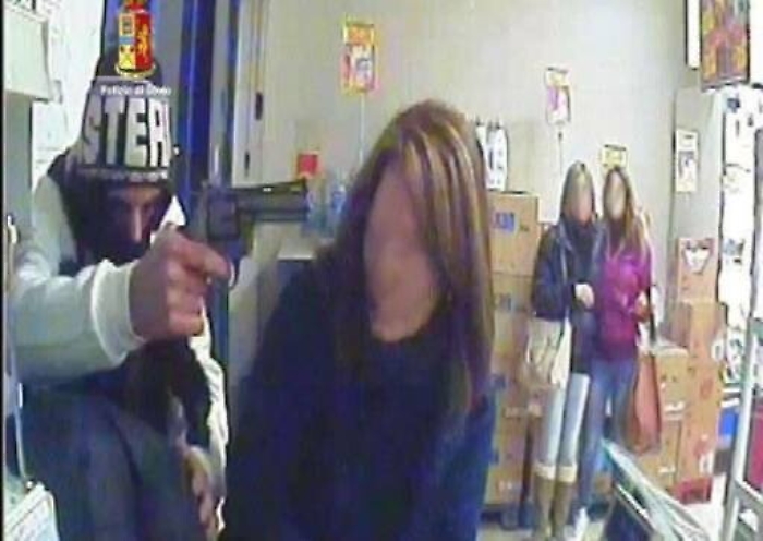 Catania, terrore al supermarket pistola alla tempia della cassiera