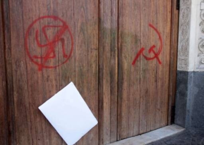 Catania, urina e muri imbrattati prima della messa per Mussolini