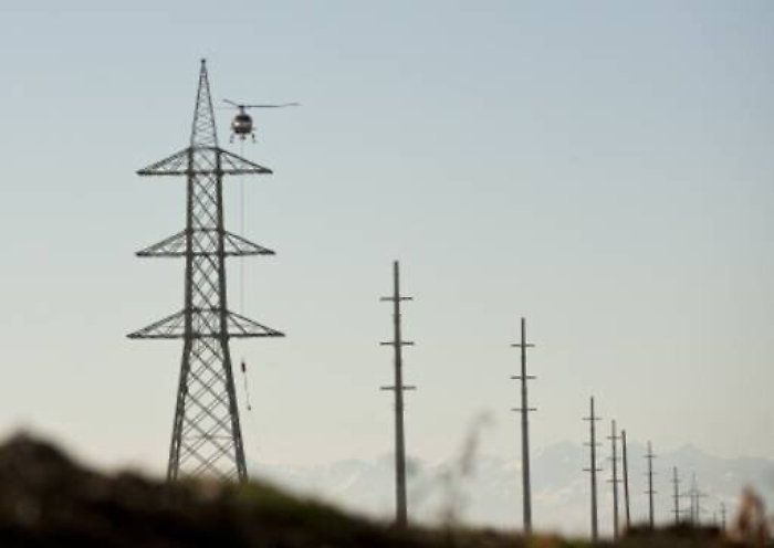 Cittadini &ldquo;sequestrano&rdquo; i piloni dell&rsquo;elettrodotto nel Messinese