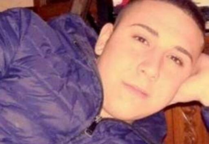 Con lo scooter sulle auto in sosta muore diciottenne, grave un amico