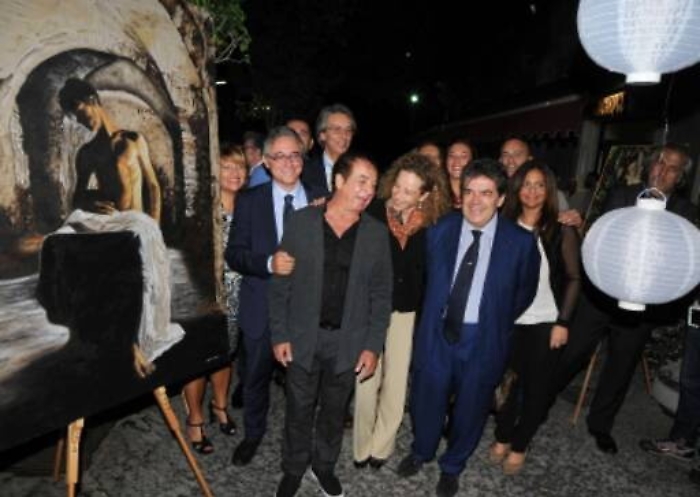 Ed è polemica per la foto di Bianco con il gestore della discoteca