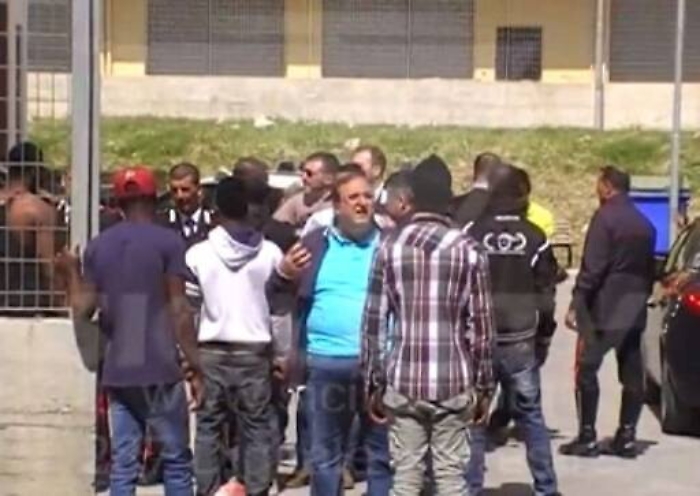 Favara, assalto a caserma dei Cc «Rilasciateci i documenti»