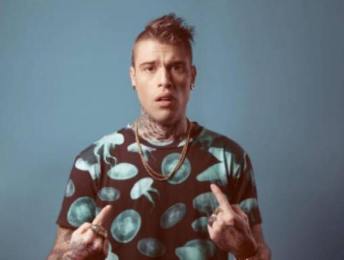 Fedez a Catania incontra i suoi fan e firma le copie del suo nuovo &ldquo;Pop-hoolista&rdquo;