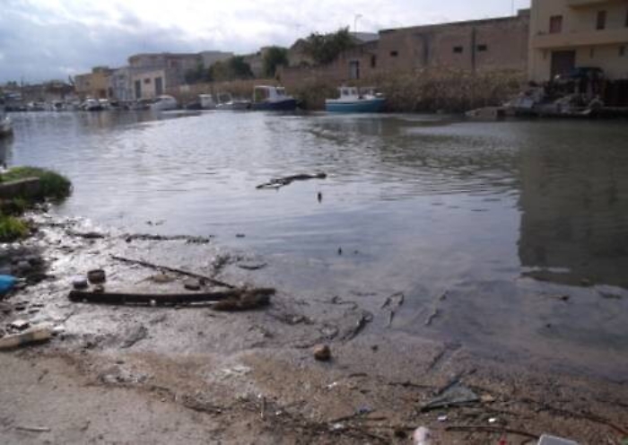 Fondali insabbiati e al buio: Mazara si ribella all’agonia del porto