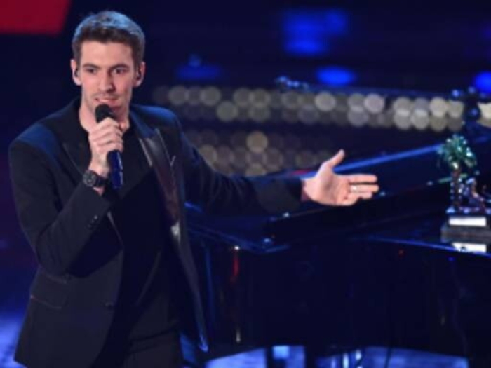 Giovanni Caccamo trionfa tra i giovani con Ritorner&ograve; da te &rdquo;Dedicata a mio pap&agrave;&rdquo;