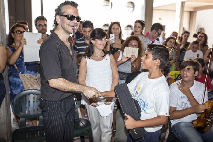 Piero Pelù a Librino per incontrare i ragazzi dell'orchestra "Musicainsieme"
