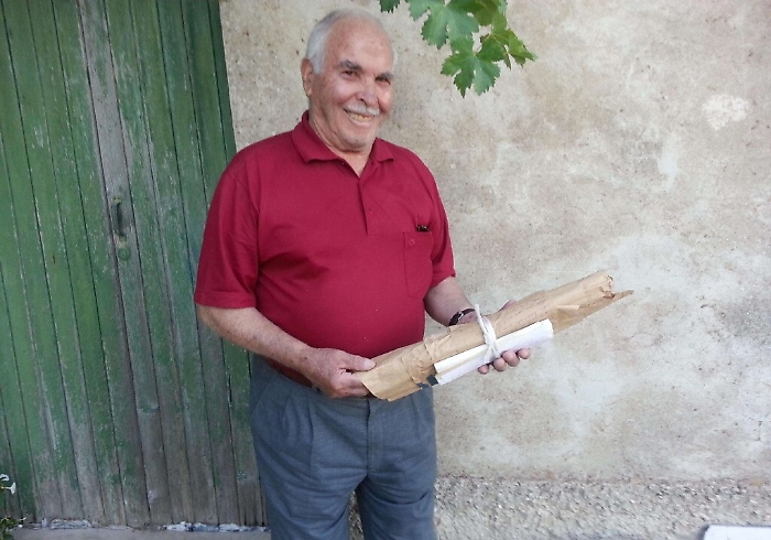 Il contadino di Ragusa che scrive storie su sacchi di mangime diventa caso letterario