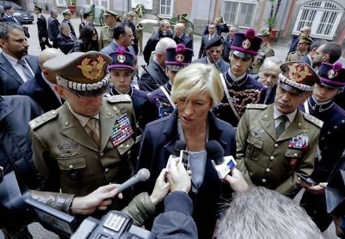 Il ministro della Difesa Roberta Pinotti &laquo;Sigonella fondamentale per sicurezza&raquo;