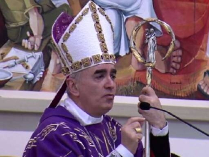 Il vescovo Staglianò canta durante l’omelia Noemi e Mengoni «Così capite meglio»