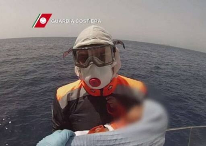 Immigrazione, Guardia costiera soccorre bimba di tre mesi