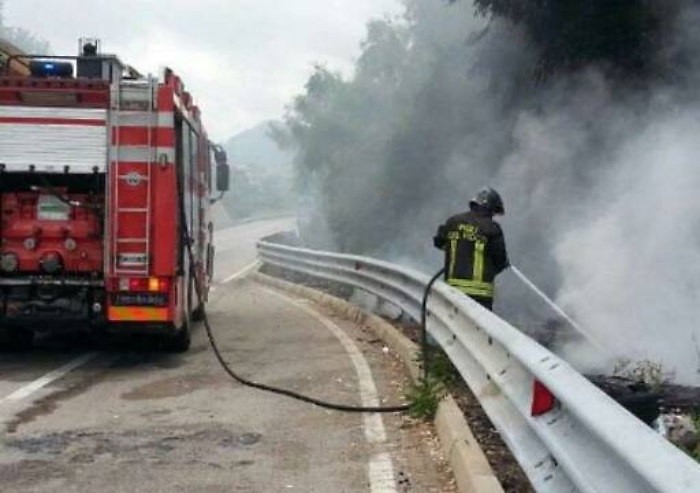 In fiamme discarica abusiva lungo la statale Palermo-Sciacca