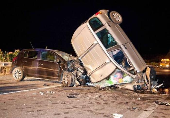 Incidente a Caltagirone, muore 35enne A bordo anche marito e figli, rimasti feriti