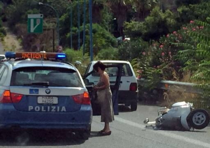 Incidente in Viale Mediterraneo coinvolti tre scooter e un’auto