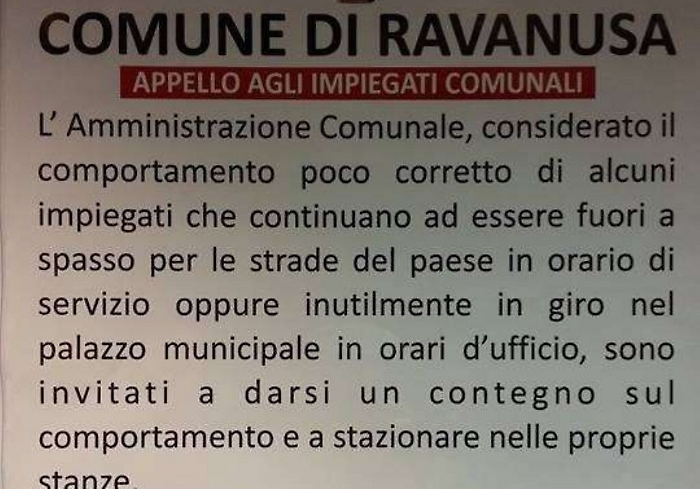 L&rsquo;avviso affisso dal sindaco in Comune &rdquo;Cari impiegati basta stare a spasso&rdquo;
