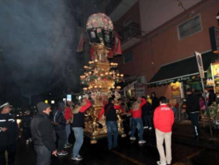La grande festa tra le strade di Cibali per la candelora dei pizzicagnoli