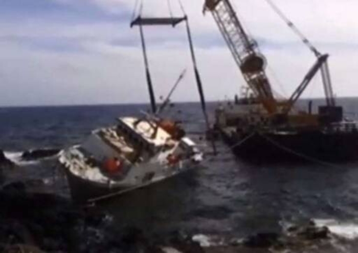 Linosa, disincagliato il peschereccio arenato