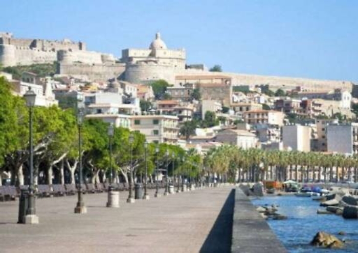 Milazzo, tenta di violentare donna nell&rsquo;androne di palazzo: arrestato