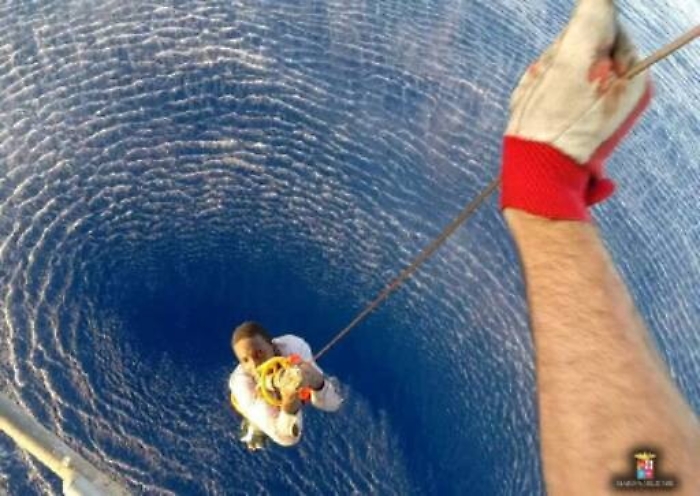 Naufraghi salvati dalla Marina Erano aggrappati a un barile