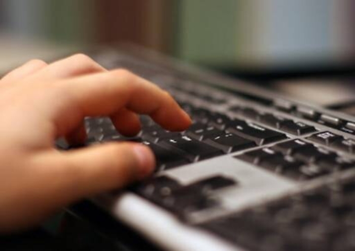 No a foto figlio su sito parrocchia e lo escludono dal catechismo