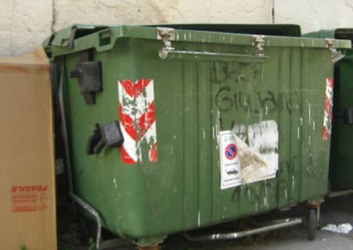 Palermo, gettò bimba in cassonetto, il medico: «Era morta prima»