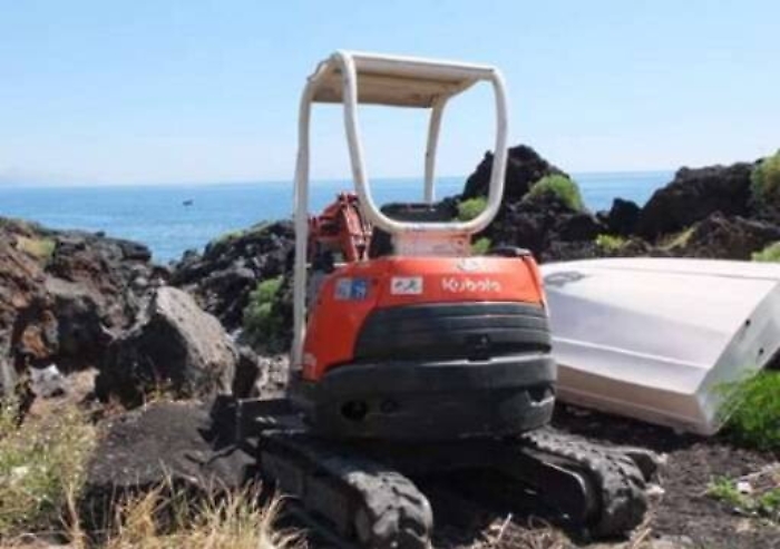 Pozzillo, «solarium» fai da te bloccata discesa a mare abusiva
