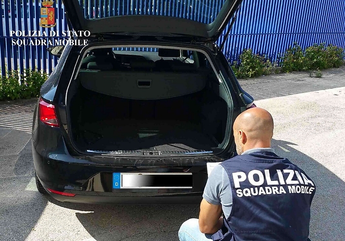 Prendeva auto a noleggio per poi rivenderle a Malta
